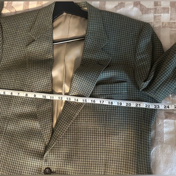Samuelsohn 44L Blazer
green and sage houndstooth with a navy windowpane - Picture 4 of 11